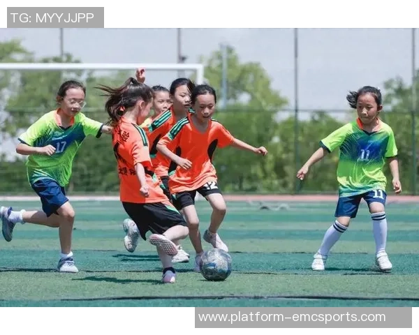 调皮的足球带来的欢笑与友谊在绿茵场上绽放的青春故事